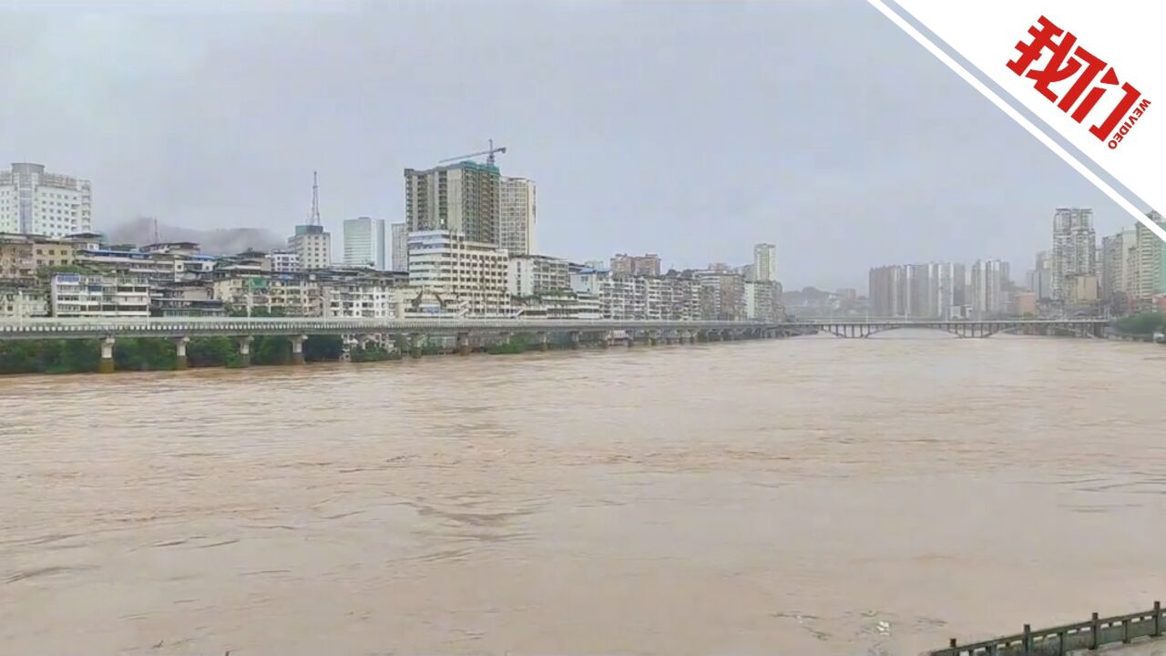 四川宣汉一沿河路段遭河水倒灌:积水近一层楼深 沿街商户已提前转移