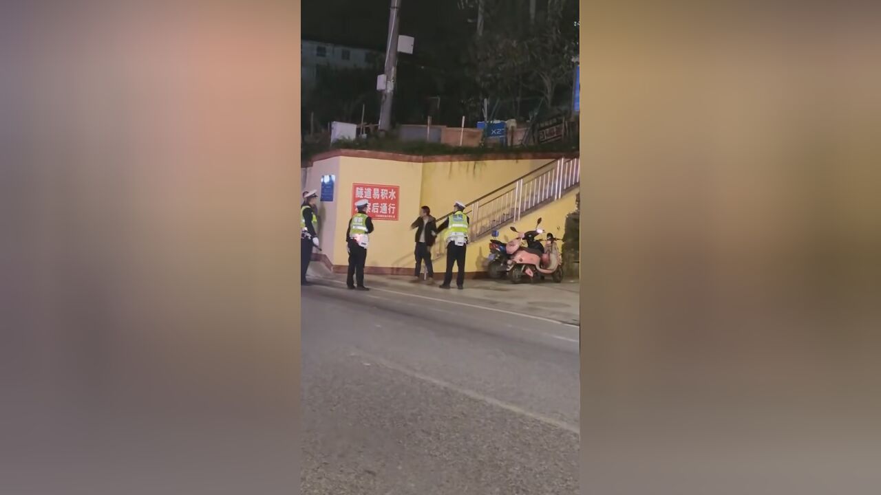 警方通报交警用警棍击打酒驾司机:暴力抗检致2名民辅警受伤,执法依法依规