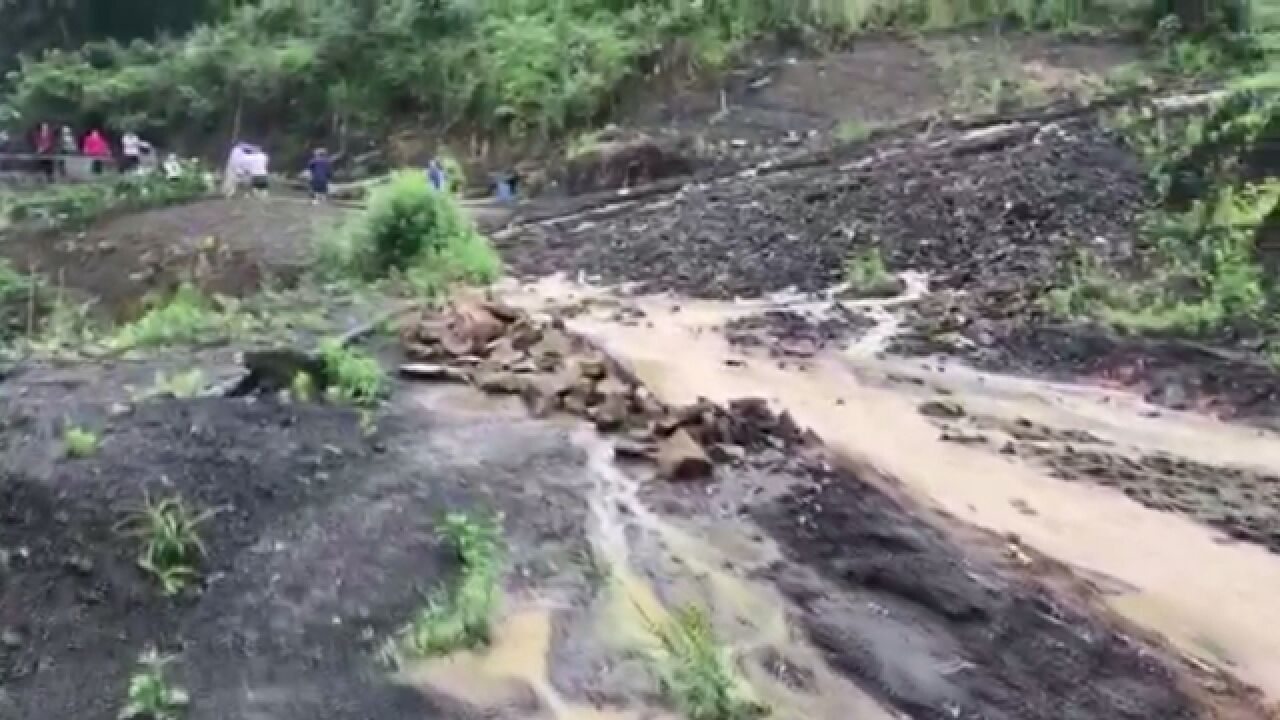 忠县遭暴雨突袭,部分路段发生垮塌,农作物受灾严重