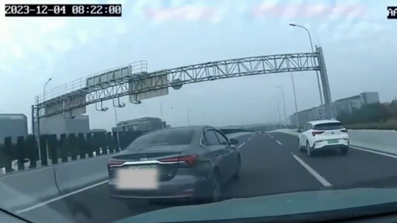 网约车与出租车斗气,高架上疯狂别车7分钟9公里,警方:刑拘!