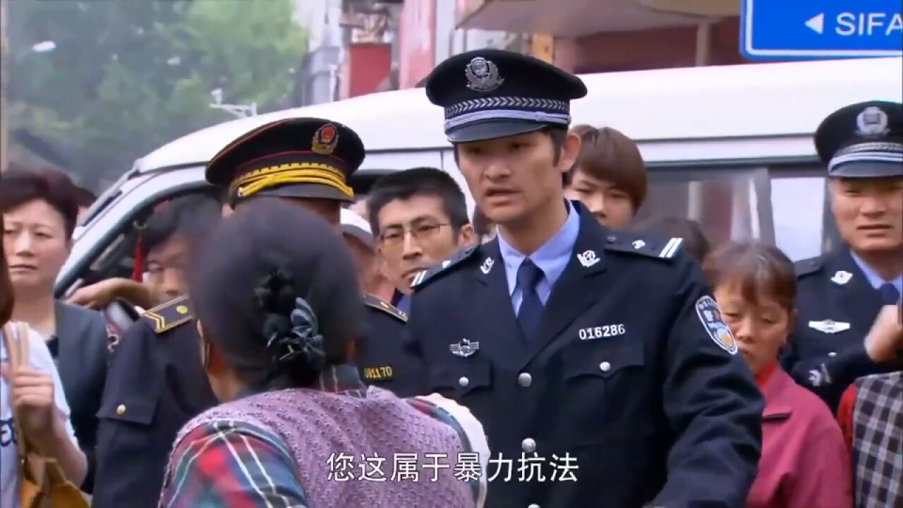 寡妇摆摊被抓,不料城管一听她去世丈夫名字,立马放人