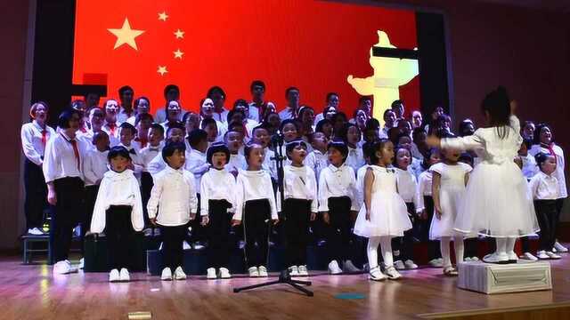 沾益区一幼中三班家长孩子同台红歌大合唱《红星闪闪》为国庆献礼