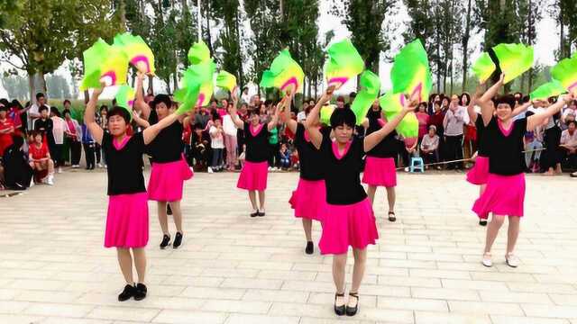 农村大妈们健身跳扇子舞《欢聚一堂》身体没毛病了 更开心了