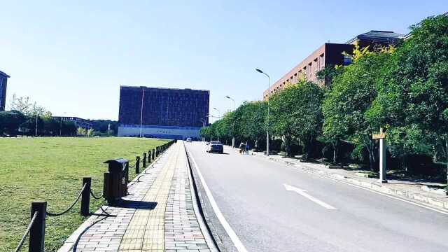 贵州大学校园门口风景