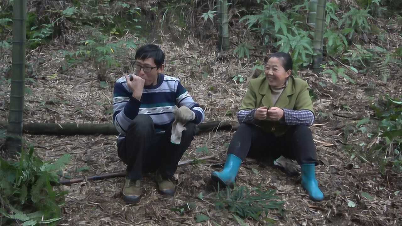 王幺爷山上砍杂草,闲暇表演一小段口技,黄小妹看着