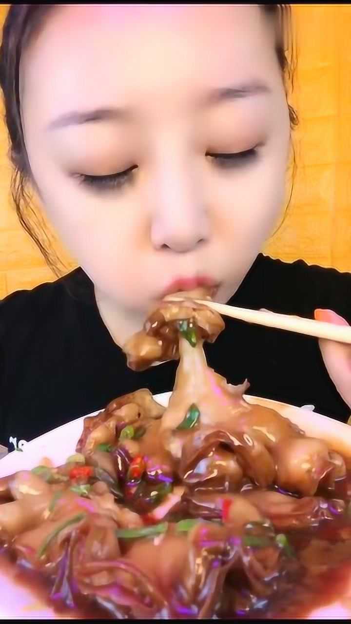 东北吃播美女吃鸡冠油大口往嘴里塞我服了