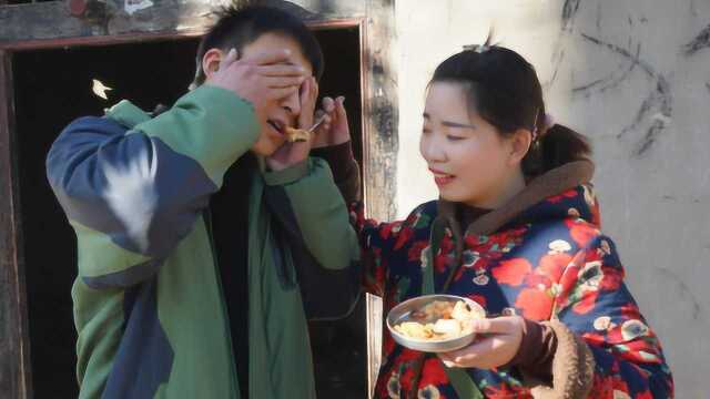 霹雳自创“芥末酱香蕉”和“佐料醋香蕉”,让哥品尝,结局爆笑