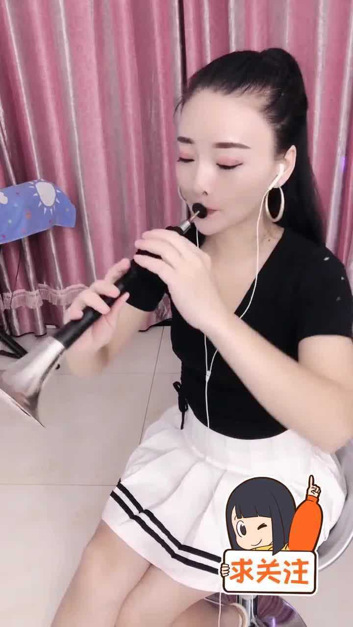 美女唢呐演奏一曲《为了谁,经典好听,一听就是专业的