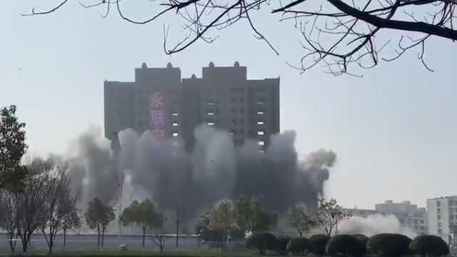 信阳一18层大楼刚建成就被爆破 引大量群众围观拍照