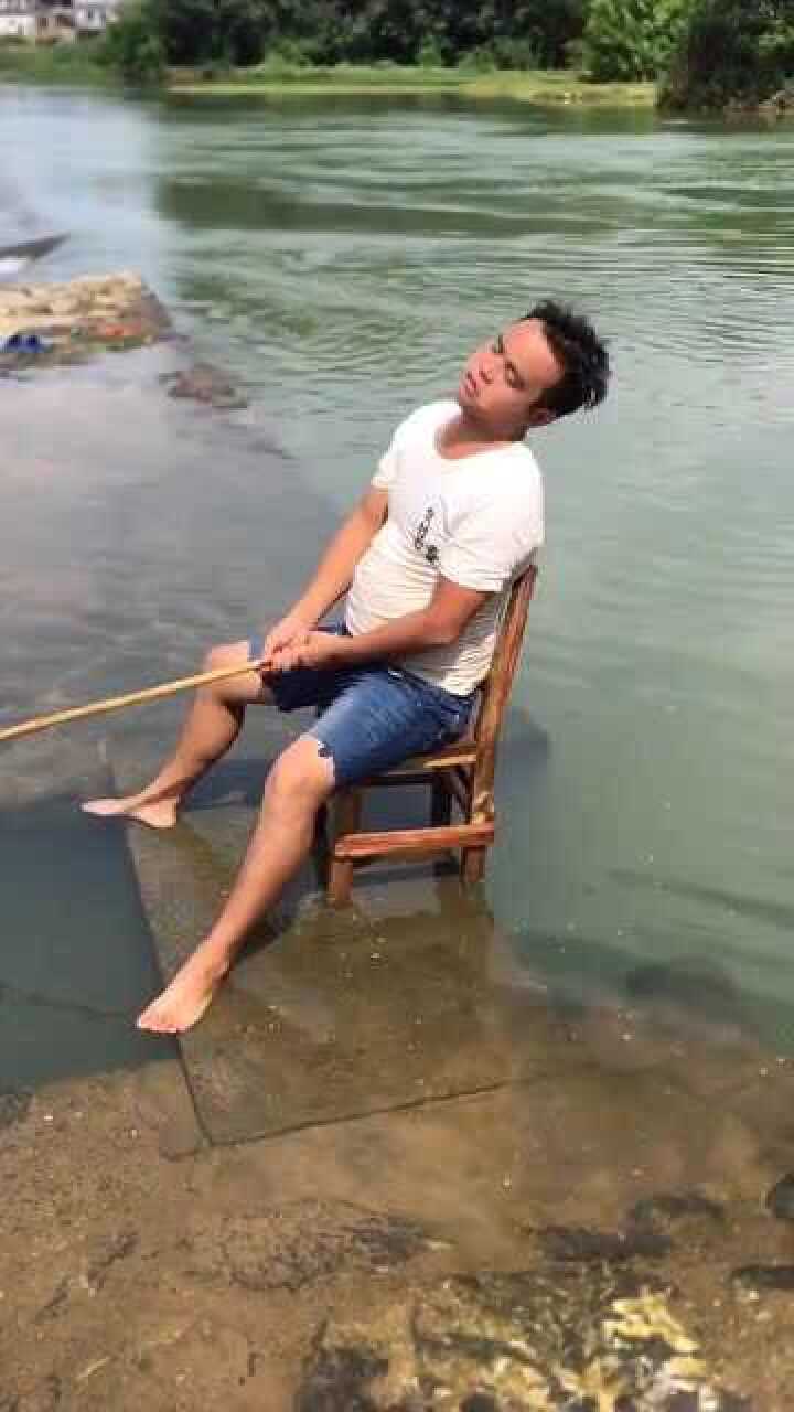 没有鱼上勾睡的好沉这下终于清醒了