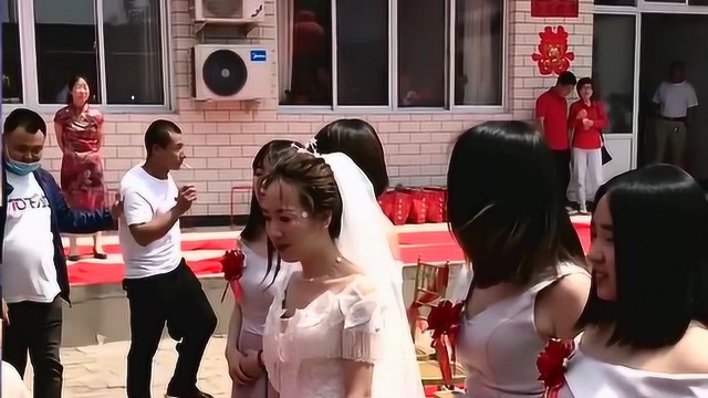 湛江婚礼:新娘找这么多美女伴娘,眼前一幕,第二个伴娘衣服小了!