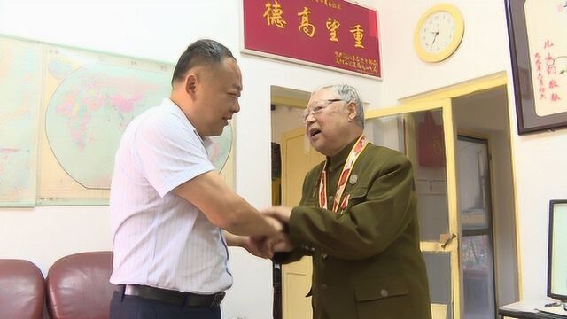 黄育文慰问部分优秀党员代表