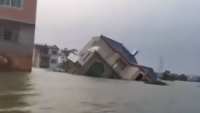 江西九江:多县市被淹 消防员搭建起“连心桥”