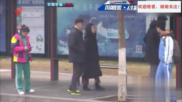 小女孩光脚流落街头,陌生小伙脱下鞋为其穿上,自己光脚令人感动