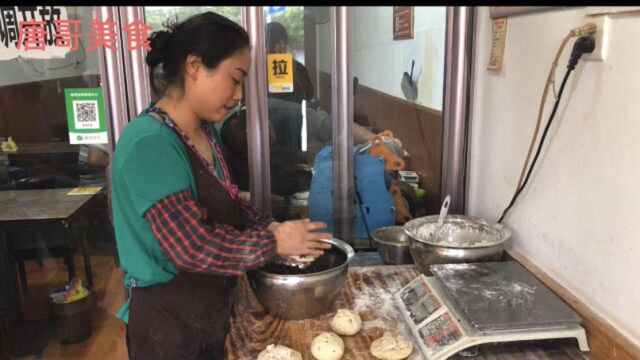 安徽定远网红烧饼西施,一天卖700块烧饼最贵3.5元一块,口味超好