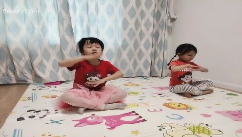 两个小同学一起练习牙刷火车