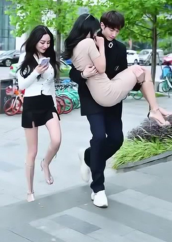 这么帅的小哥哥，女朋友也会这么信任吗？