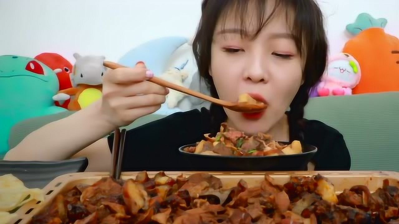 大胃王mini胡同里吃美味卤煮酱肉大猪肘子好吃