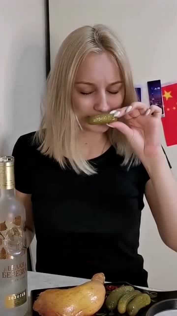 见识一下俄罗斯美女喝酒时的状态眼前这一幕真是开眼界了