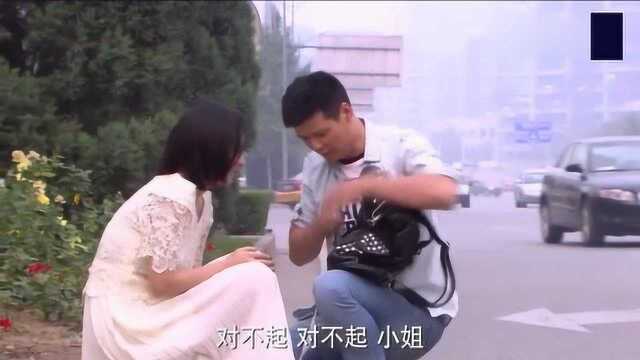 公交车上美女故意让小伙的包勾住了她的蕾丝裙,这番操作简直绝了!