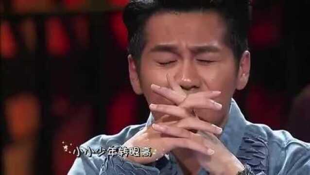 音乐大师课:听小男孩演唱《小小少年》