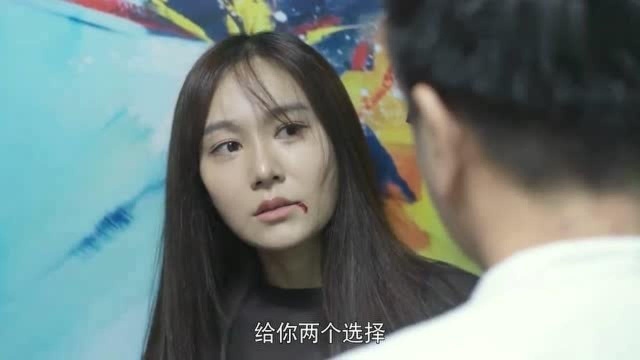 黑老大绑架美女,逼美女做两个选择,美女无奈只好照办