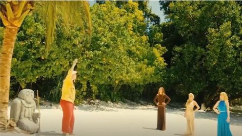 三分钟速看《幸运岛》，男子与三个女孩意外来到岛上，荒岛生活如此丰富