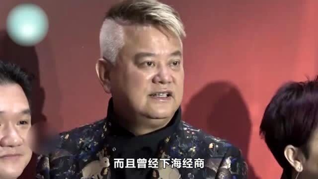 69岁陈百祥罕见露面,与好友聚会满头白发挺大肚,难掩沧桑