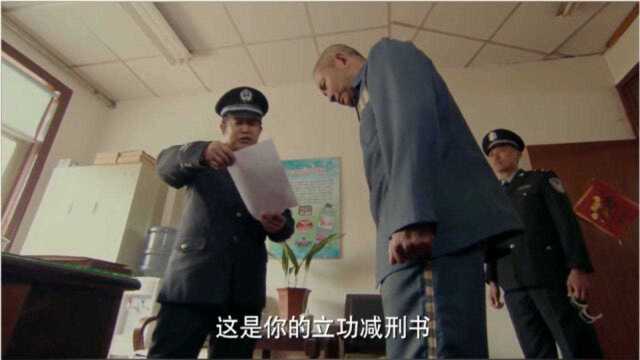 监狱采石场倒塌,死刑犯为救狱警被砸成重伤,不料却因祸得福