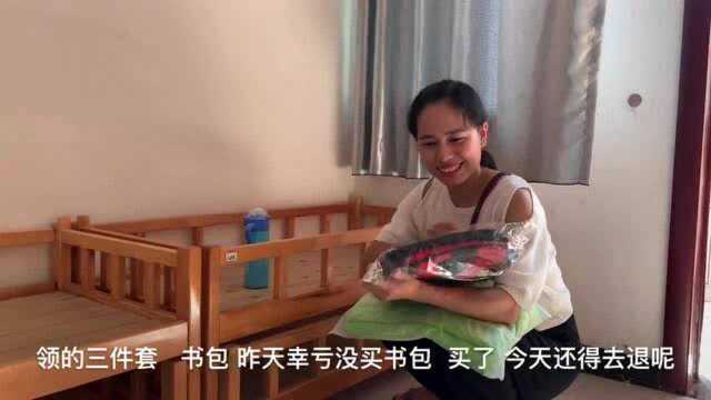 婷婷把优优打扮美美的去幼儿园,看着像个学生样,玩得不想回家了