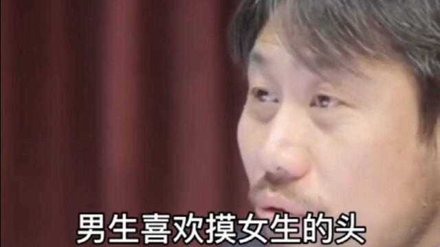 男生为什么喜欢摸女生的头?原因在这里,女生千万要抓住机会!