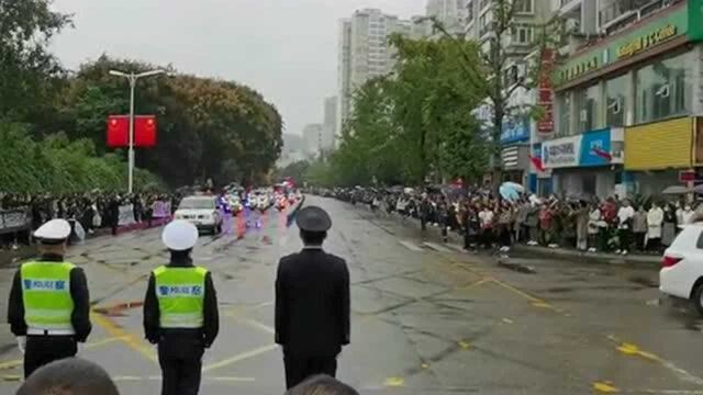 李雨阗英雄一路走好,数万名同胞前来为你送行,愿天堂没有悲伤!