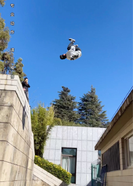 跑酷小枫真的会飞吗？不，这是跑酷！一个超帅的前空翻！
