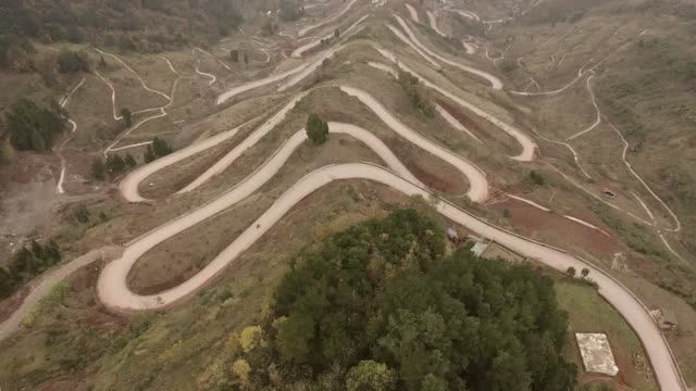 视频丨十二道拐的扶贫公路 乌蒙山区新景点