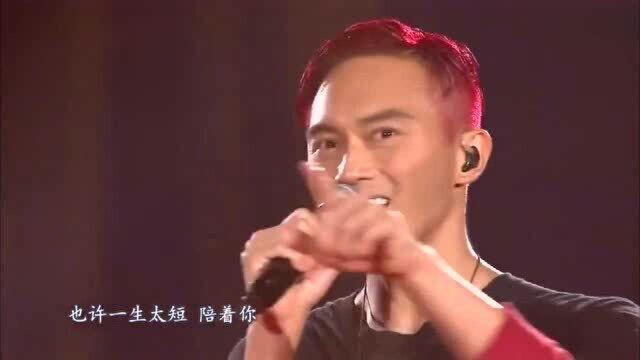 张智霖演唱会深情唱陈奕迅《岁月如歌》,现场掌声雷动,太好听了