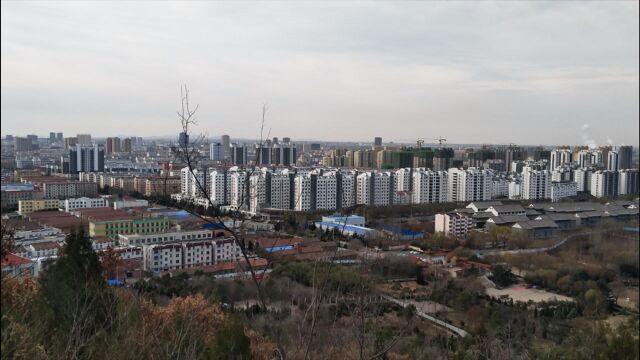 七零年代农场放电影的故事片,亏有两位实力演员撑着,不然惨了