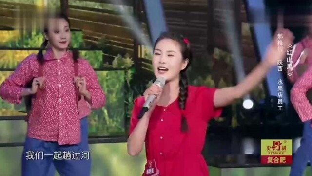 郝艳妮演唱歌曲《红山果》简单直白的歌词,唱出了美好的爱情