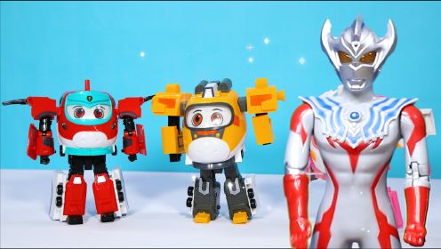 奥特曼带来的超酷炫的列车超人变形玩具 高菲、凌莉、铁臂变形列车