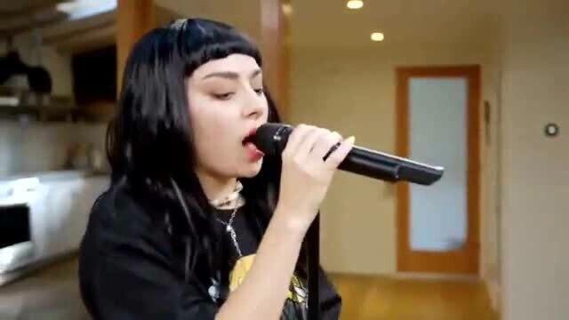 单曲循环!洗茶Charli XCX现场演绎热单曲《1999》