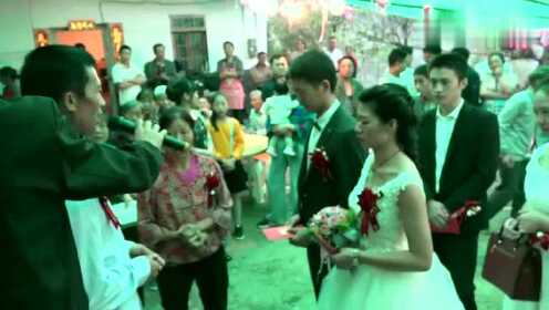 四川一姑娘下嫁贵州，新郎开着10几辆婚车来娶她，新娘挺帅的