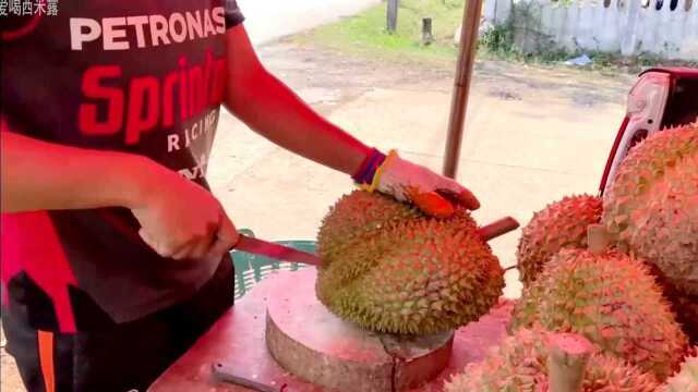 泰国路边摊买榴莲,切开果肉一般,看看摊主怎么做的?