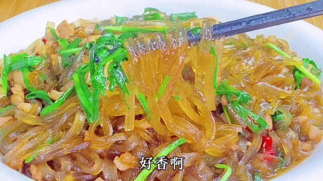 韭菜炒粉条最忌直接下锅炒,难怪以前老粘锅,教你一招不粘超入味