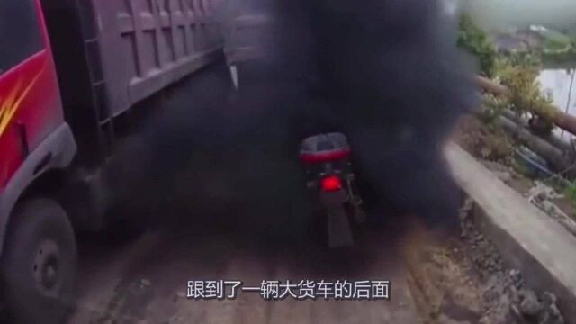 本想钻个空位,大卡车这一脚油门,摩托车男子当场不知所措!