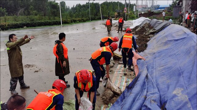 装填沙袋380余个 ,焦作50余消防员2小时筑建20余米防洪堡垒