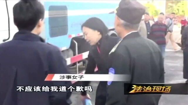 女子被洒水车溅了一身水,逼停洒水车后破口大骂,整整骂了一小时