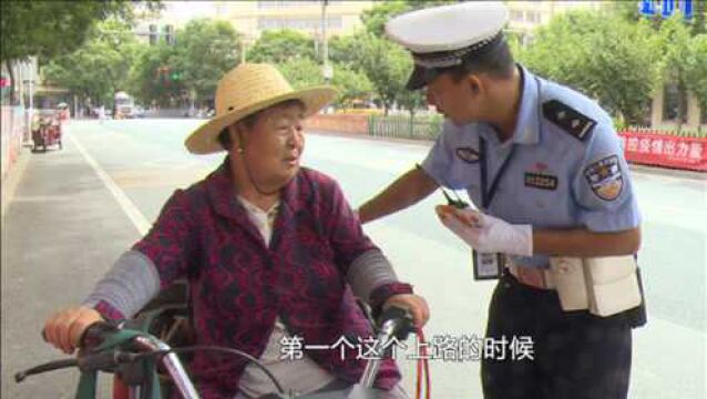 老奶奶“好车技”,骑起电三轮上街“做买卖”,遇见交警超温暖!