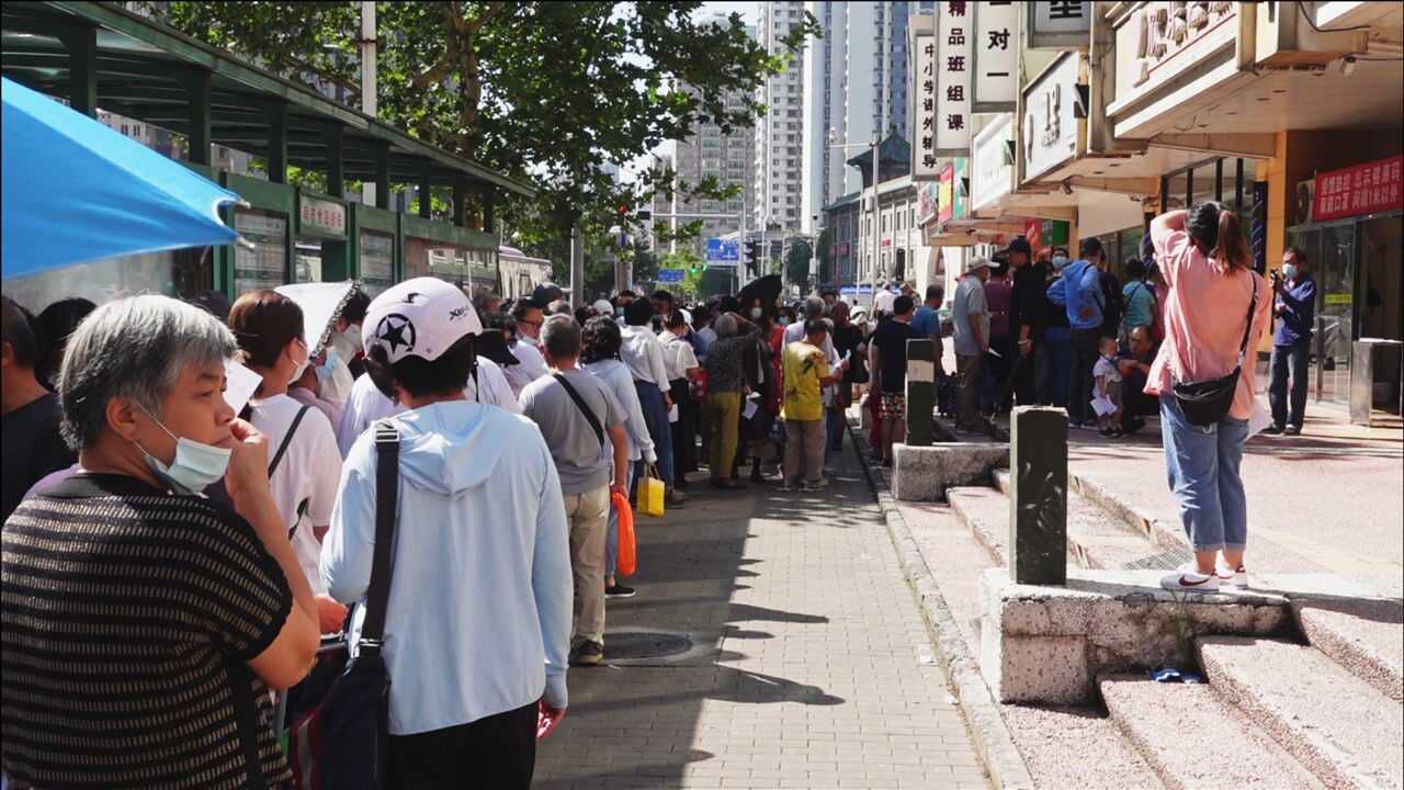 天津“最牛的月饼店”,门没开就排队,只卖月饼,20个人忙不过来