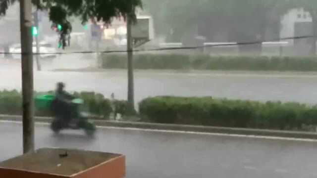 目前海淀车道沟雨势较强.