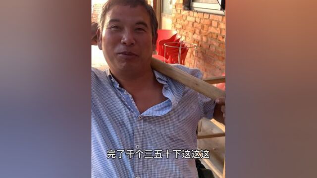 农村大哥用一根木棒治疗自己的颈椎你感觉管用吗?