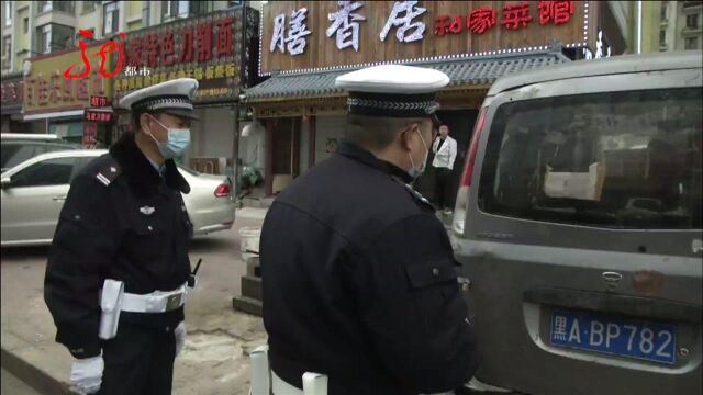 哈尔滨:居民举报“僵尸车”占道 交警现场进行处理